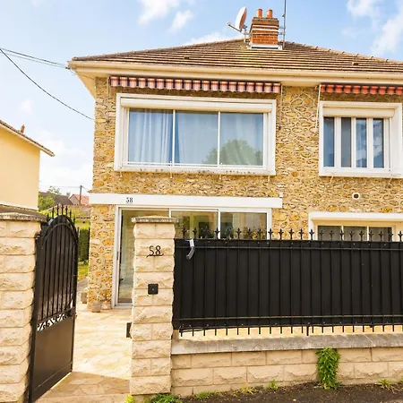 Guest house Maison 8p Avec Jardin, 2 Salons & Parking Sainte-Genevieve-des-Bois